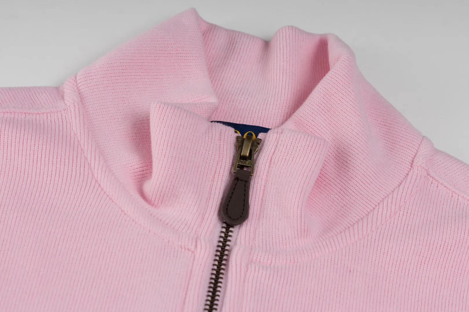 P230 #R97 Ralph lauren twelve-color embroidered pony logo half-zip high-neck long-sleeved knitted sweatshirt. The same style for men and women. The new half-zip sweatshirt for couples to wear in autumn is here! This kind of sweatshirt is really popular this year, even more popular than the hooded sweatshirt. Open the zipper and it can be used as a large lapel, which makes it more fashionable. The color of the classic design of the little war horse on the chest is matched with the embroidery. The simple zipper design echoes the brand logo, so you don’t need to match too much. The sweater version is loose enough! The fabric is custom-woven and dyed 100 cotton. 320g high gram weight 100% cotton knitted cotton with a certain thickness. The fabric is soft and comfortable, and the three-dimensional fabric is full of texture. The stitching is three needles and five threads, which is beautiful and strong. The pattern is also good. Although it is loose, it does not look bulky! - It is not a popular color scheme on the street. The color is pure and highly recommended. The upper body has a particularly high rate of turning heads. Loose style. Big drop shoulder OS style. Same style for men and women. Couple wear. Versatile and practical! Color: Gray, navy, khaki, green label, oatmeal brown label, apricot, black, army green, burgundy, pink, dark gray, light blue, white. Size: S M L XL Length: 70/72/74/76 Bust: 53.5/55.5/57.5/58.5 Shoulder width: 44/45/46/47 Sleeve length: 61/62/63/64